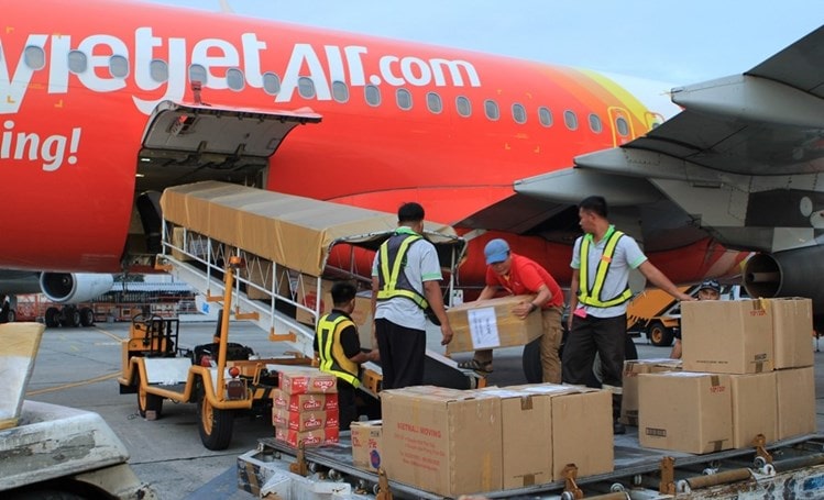 transporting fruit by air